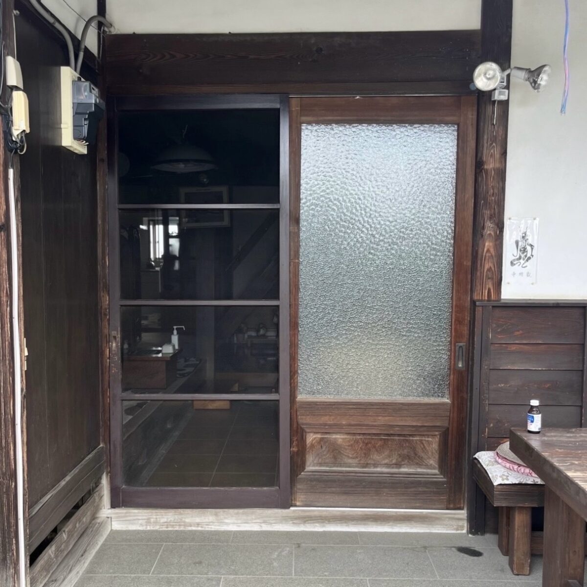 ノスタルジックな玄関引戸からスリットが美しい引戸へチェンジ！