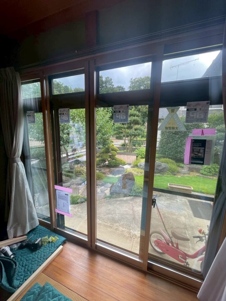 ガラスの面積が広い掃き出し窓は室内の寒さが逃げやすい場所。内窓を設置することで室内の暖気を逃がしません。