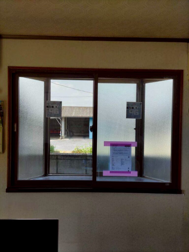 出窓への内窓設置も可能です。台座のところに取り付けます。