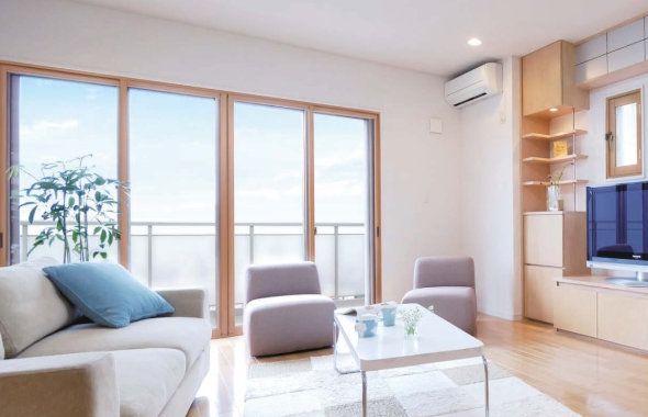 YKKAP マドリモ プラマードUは、今ある窓の内側に内窓を取付けるだけで、断熱性をアップし、寒さ暑さのお悩みを解消します。
施工は1窓あたり約60分でリフォーム完了。マンションでも、設置位置は専有部なので戸別のリフォームが可能です。

対応窓種やカラーが豊富な使い勝手に優れたシリーズなので、様々な空間にお使いいただけます。