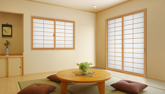 対応窓種やカラーが豊富な、使い勝手に優れたシリーズ。様々な空間にお使いいただけます。
和紙調複層ガラス/単板ガラスに「横繁格子・組子」が仲間入り。スタンダードな「荒間格子・組子」とともに、お部屋の雰囲気に合わせてお選びいただけます