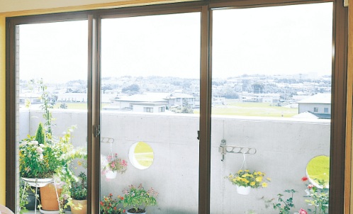 「ペヤプラス」は、既存窓のサッシはそのまま使用し、1枚ガラスをLow-E複層ガラスに交換できる商品です。1枚ガラス用サッシに複層ガラスを施工できるようにアタッチメントフレームを装着しています。
(引用元:AGC)