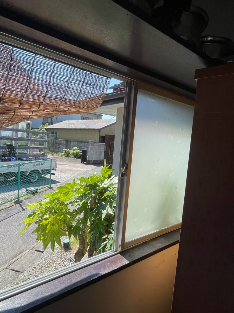 北側に面したキッチンの窓に内窓を設置しました。北側の窓は日差しが少ない一方で、冬場は冷気が伝わりやすく、室内の寒さにつながりやすい場所です。