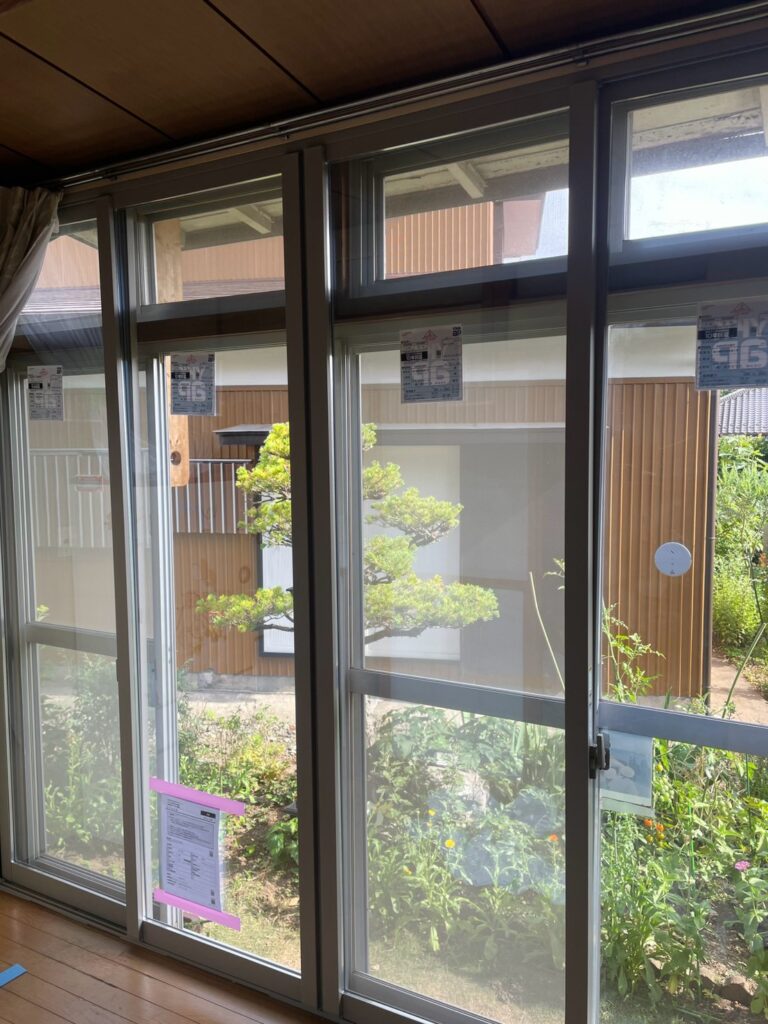 窓の断熱性能を高めることで、夏場の冷房効率向上や室温の安定につなげています。
