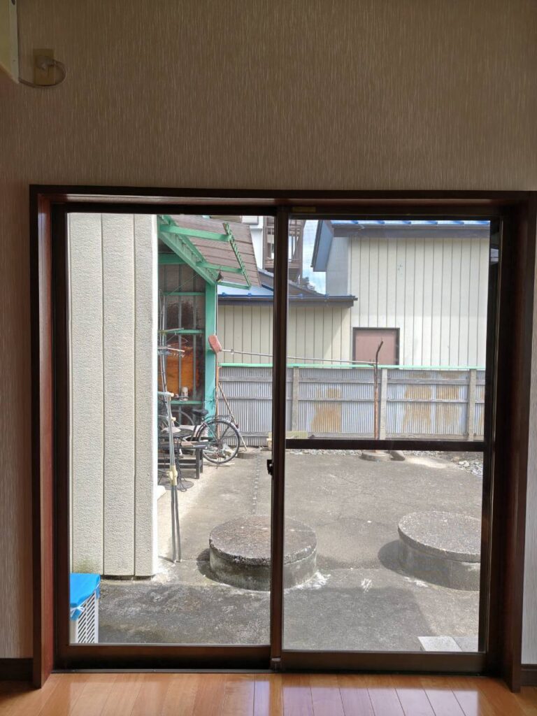 リビングの東側にある窓にも内窓を設置しました。東側の窓は朝から日差しが入り込むため、夏場は早い時間から室内の温度が上昇しやすい場所です。