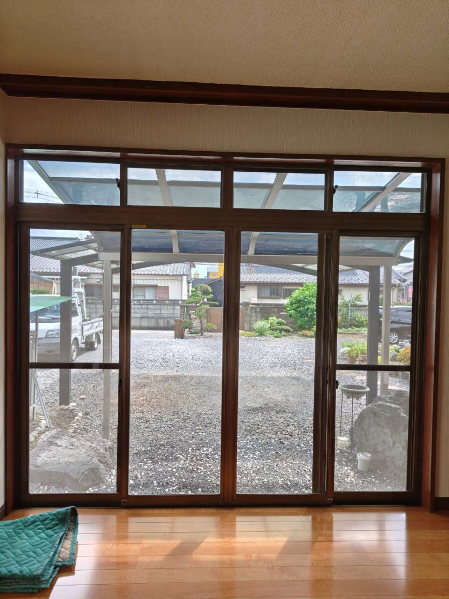 大きな南面の窓に内窓を設置。夏の暑さを抑え、快適なリビングへ