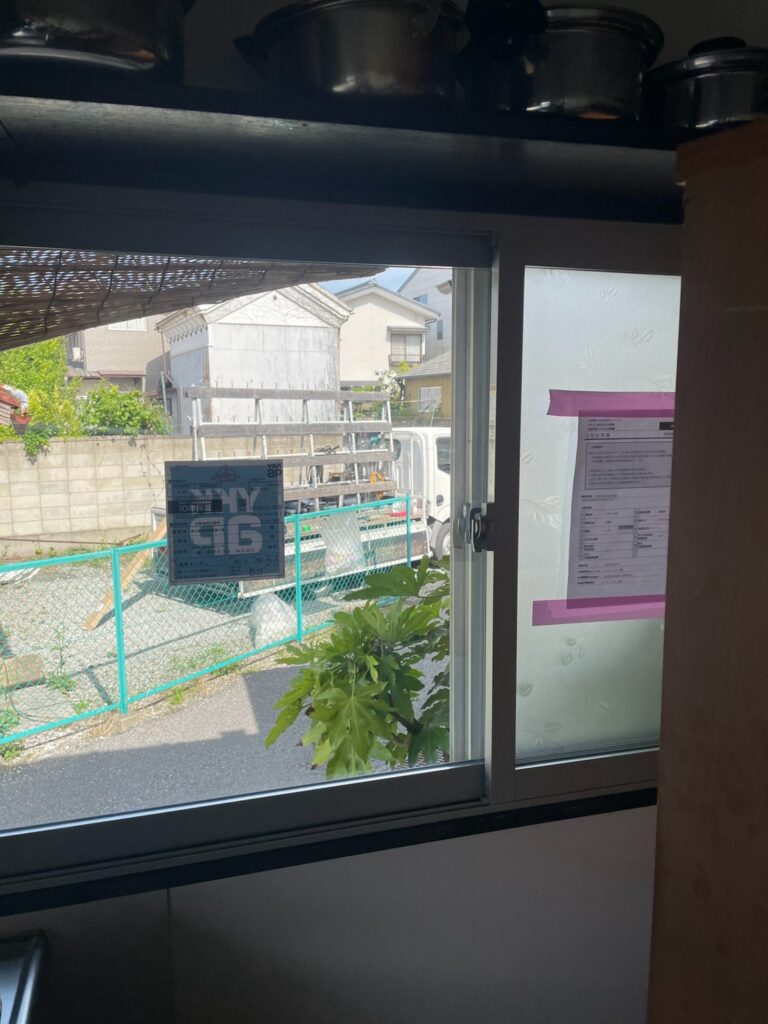 内窓を追加することで窓からの冷気を抑え、キッチンでの作業もより快適に。断熱性を高めることで、冷暖房効率の向上にもつながります。
