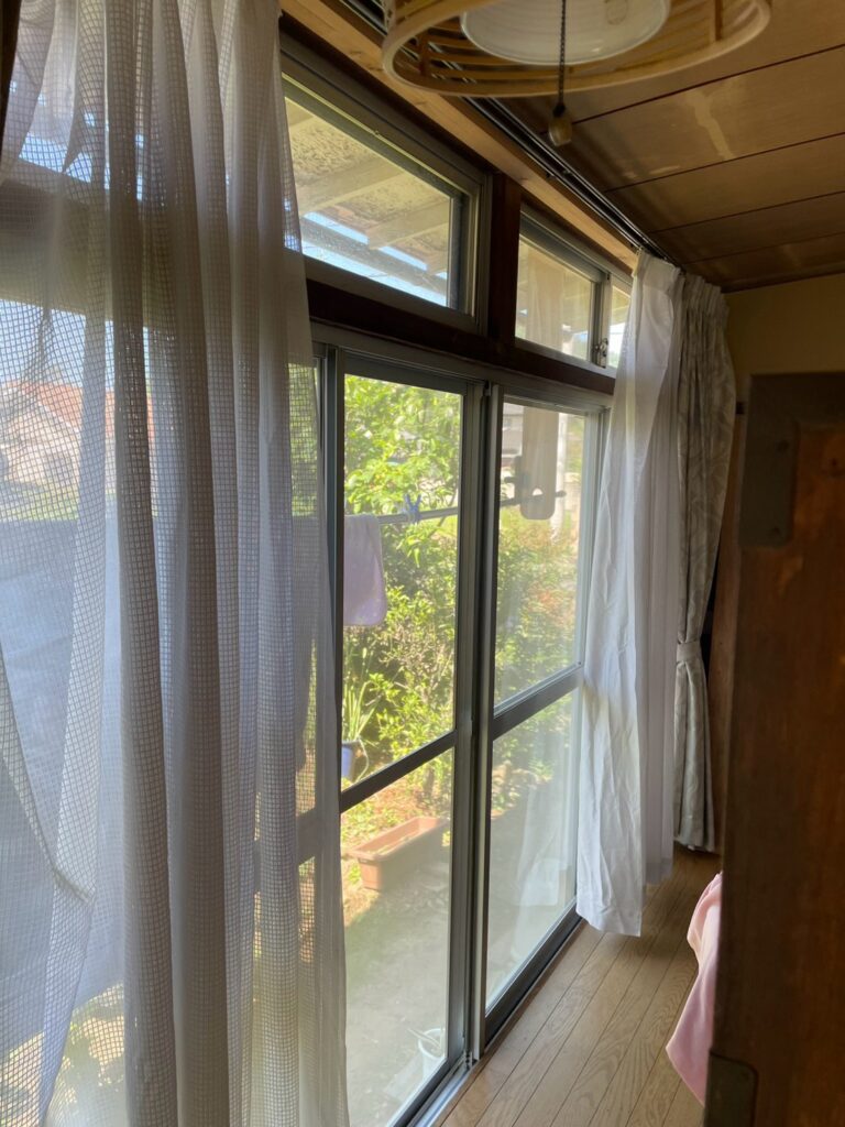 南側の廊下にある窓へ内窓を設置しました。南面の窓は日当たりが良い反面、夏場には強い日射によって室温が上昇しやすい場所です。