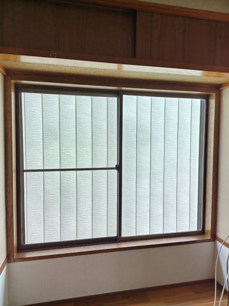 夏場の暑さ対策として、リビングだけでなく寝室にも内窓を設置しました。
