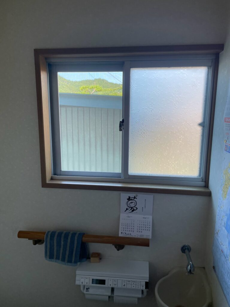 西側のトイレにある窓へ内窓を設置しました。トイレは長時間過ごす場所ではないものの、外気の影響を受けやすいと温度差が気になることも。