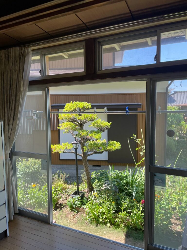 南側のもう一つの窓にも内窓を設置しました。複数の窓から熱が入り込むことで室内が暑くなりやすいため、こちらにも内窓を追加。