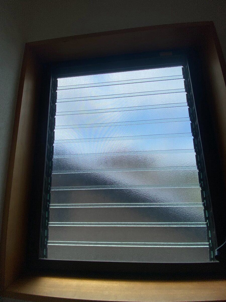 ルーバー窓の内側に内窓を設置し、断熱性・気密性を向上！