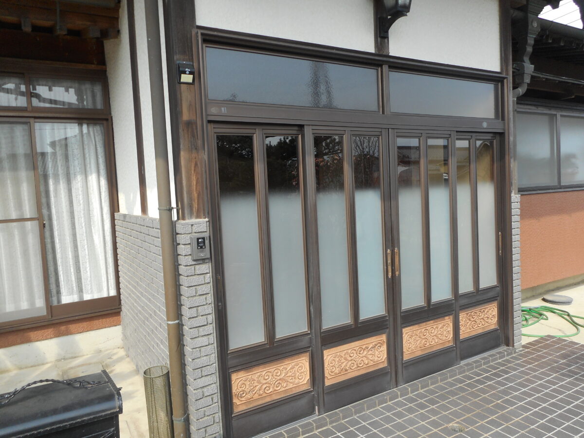 大きな4枚建ての玄関引戸を、使いやすく美しく！
