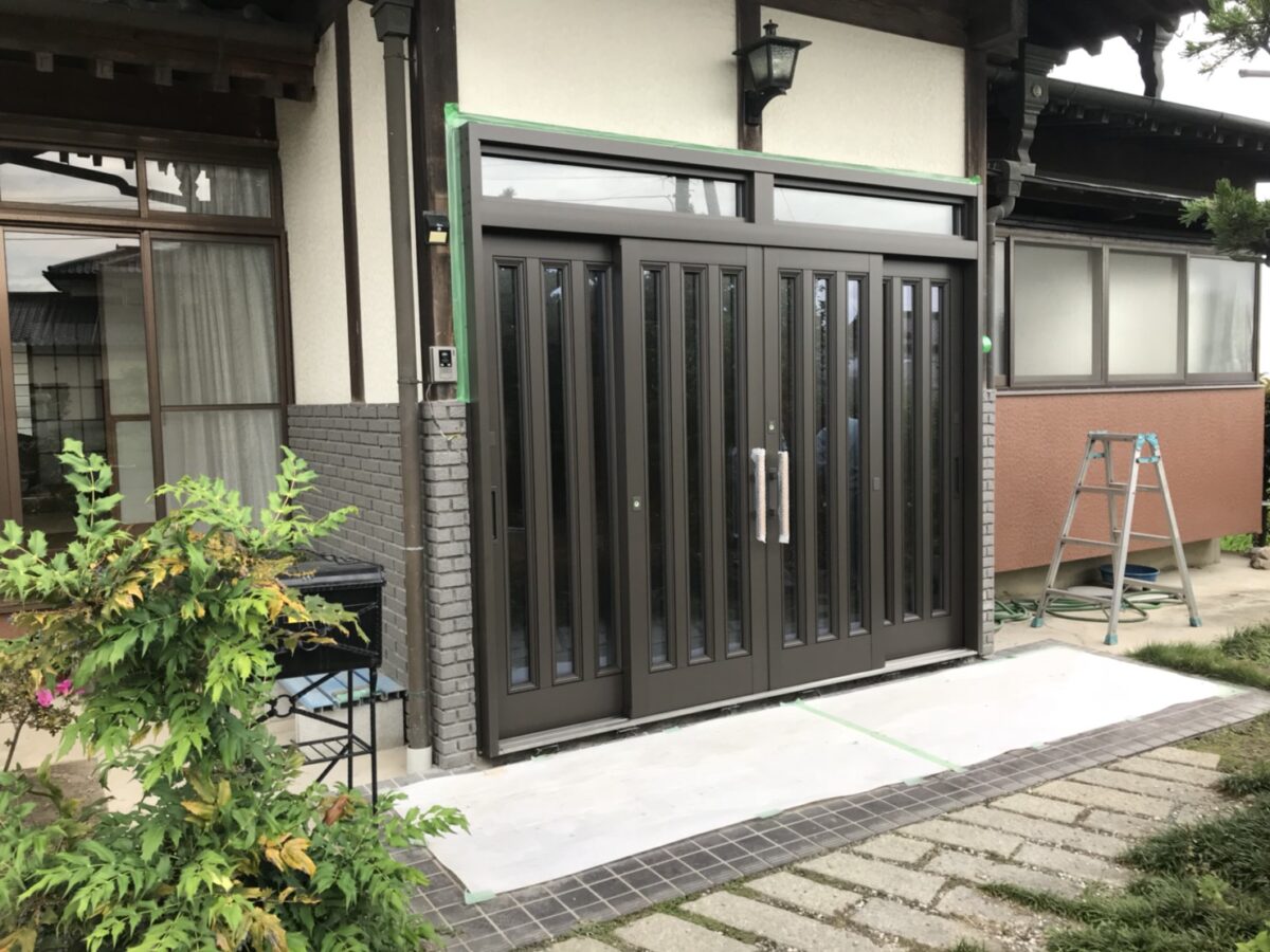 大きな4枚建ての玄関引戸を、使いやすく美しく！
