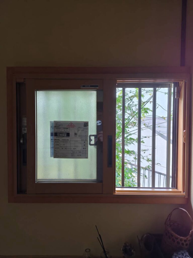 今回は、既存の窓を活かしながら内側に内窓を設置。窓を二重にすることで断熱性の向上が期待でき、外からの冷気の影響を抑える対策になります。

木目調のフレームを採用することで、室内の雰囲気にも自然に馴染む仕上がりに。大がかりな窓交換をせず、毎日使うトイレをより快適な空間にするための断熱リフォームです。