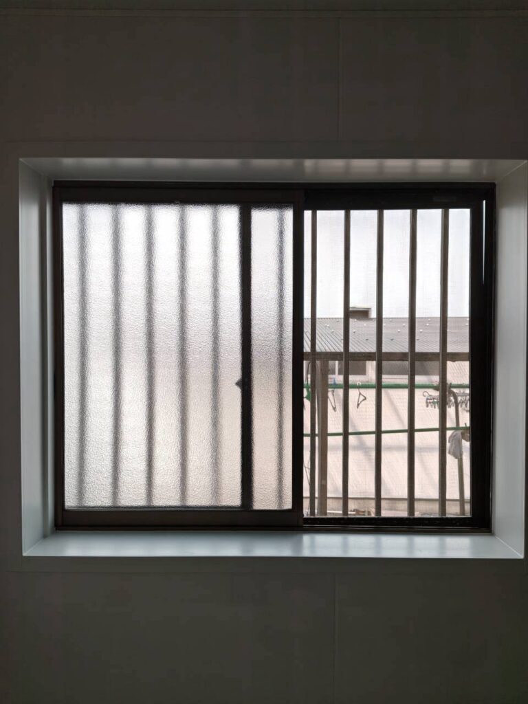 浴室は、冬場に窓から冷気が伝わり、寒さを感じやすい場所のひとつです。特に入浴前後は、浴室内の温度が低いと不快に感じることもあります。